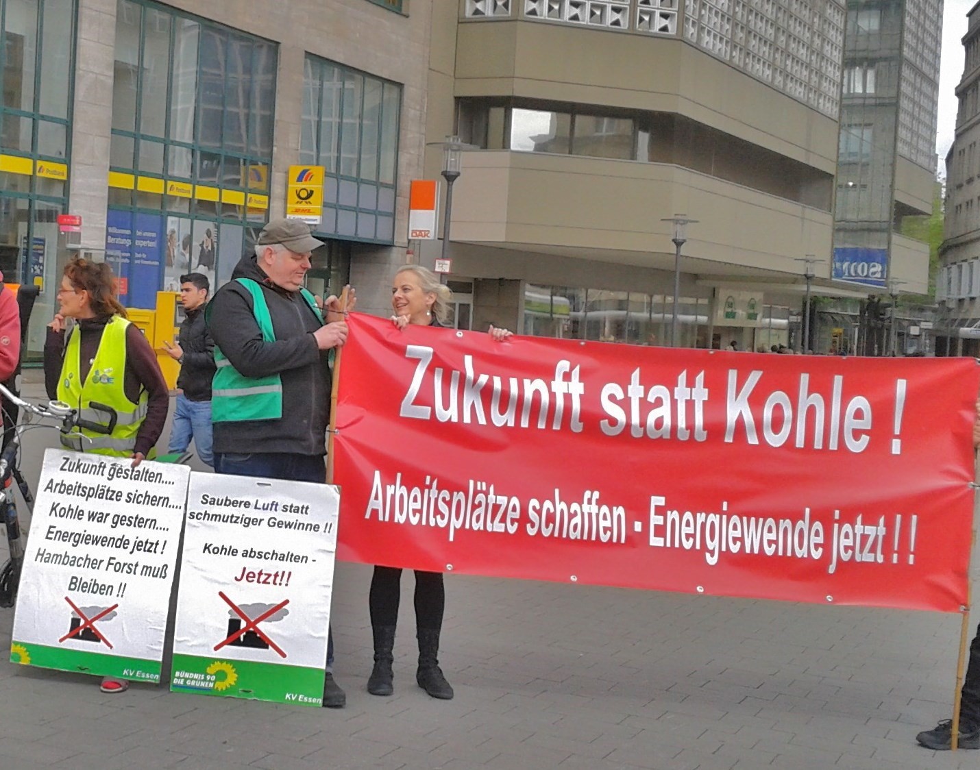 Demo im April 2018 auf dem Willy-Brandt-Platz für Kohleausstieg Foto: Walter Wandtke
