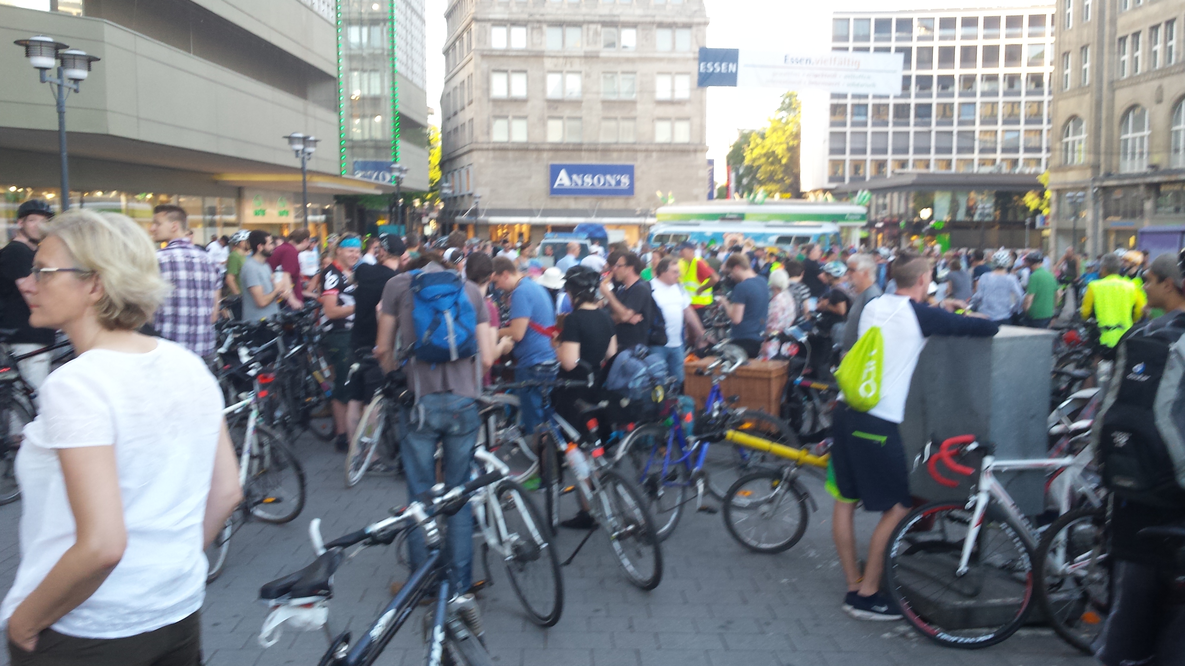 Viele Fahrräder auf dem Willy-Brand Platz Essen
