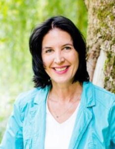 Hier ist ein Portrait-Bild von Elke Zeeb aus dem Jahr 2020 zu sehen.