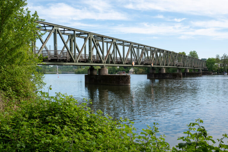 Ehemalige Eisenbahnbrücke über der Ruhr, Heisingen, Kupferdreh, Essen, Ruhrgebiet, Nordrhein-Westfalen, Deutschland, Europa