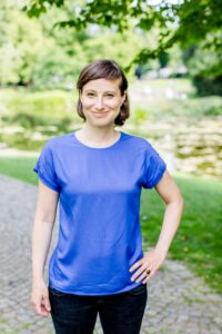 Hier ist ein Bild von Sandra Schumacher stehend aus dem Jahr 2020 zu sehen.