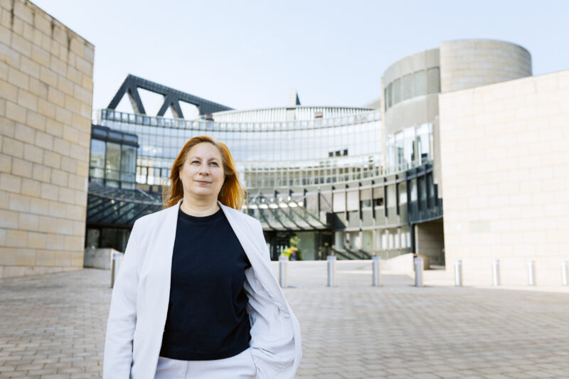 Gönül steht vor dem Landtag NRW.