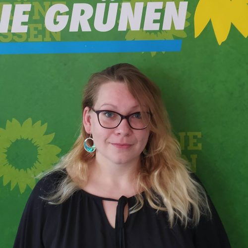Hier ist ein Portrait-Bild von Sarah Pfülb aus dem Jahr 2021 zu sehen.