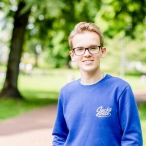 Hier ist ein Bild von Silas Haake stehend aus dem Jahr 2020 zu sehen.