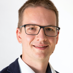 Hier ist ein Portraitbild von Sebastian Girrullis.